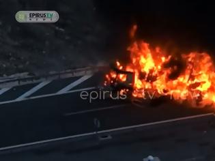Φωτογραφία για Νταλίκα τυλίχτηκε στις φλόγες στο ύψος της μεγάλης σήραγγας Μετσόβου [βίντεο]