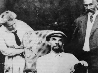 Φωτογραφία για Ο Λένιν σε αναπηρικό καροτσάκι μετά τις απόπειρες δολοφονίας του. Η επίσημη εκδοχή για τον θάνατό του αναφέρει τρία εγκεφαλικά