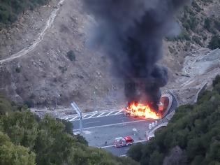 Φωτογραφία για Φωτιά σε νταλίκα στην Εγνατία - Οι προσπάθειες των πυροσβεστών (βίντεο)