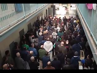Φωτογραφία για Βίντεο: Οι κρατούμενοι των Φυλακών Κορυδαλλού αποχαιρετούν τον Βασίλη Στεφανάκο