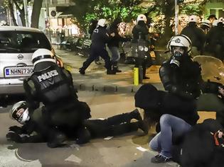 Φωτογραφία για Θεσσαλονίκη: «Κλεφτοπόλεμος» ΜΑΤ-αντιεξουσιαστών μετά την έφοδο στα γραφεία του