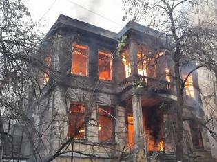 Φωτογραφία για Μπουτάρης: Τη φωτιά στο κατειλημμένο κτήριο στη Θεσσαλονίκη έβαλαν δύο αντίπαλες ομάδες ΠΑΟΚτσήδων