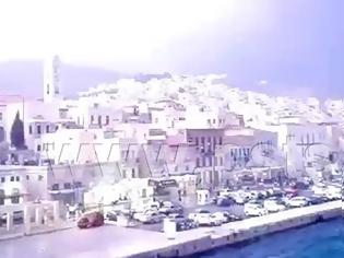Φωτογραφία για βίντεο Ένα απίστευτο θέαμα: Η νύχτα έγινε μέρα στη Σύρο - «Έλαμψε» το νησί από το Blue Star Naxos