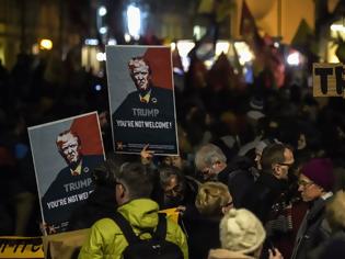 Φωτογραφία για Ελβετία: Χιλιάδες διαδηλωτές κατά του Τραμπ στη Ζυρίχη