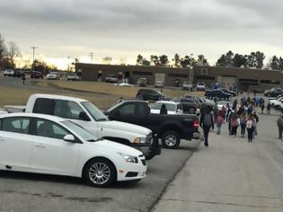 Φωτογραφία για Πυροβολισμοί σε σχολείο στο Κεντάκι: Δύο 15χρονοι νεκροί και 19 τραυματίες