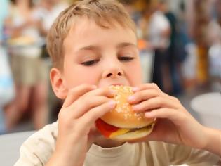 Φωτογραφία για Γιατί δεν πρέπει να απαγορεύουμε το junk food στα παιδιά