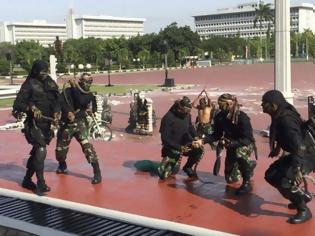 Φωτογραφία για Ο Μάτις παρακολούθησε Ινδονήσιους στρατιώτες να πίνουν αίμα φιδιών - ΒΙΝΤΕΟ