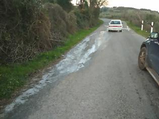 Φωτογραφία για Προβλήματα ολισθηρότητας στο ΘΥΡΡΕΙΟ -Πάγος πάνω σε στροφή κίνδυνος θάνατος για τους οδηγούς