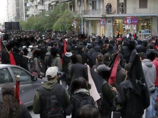 Φωτογραφία για Το τζιπ γκάζωσε μέσα στην πορεία! - Ξύλο μεταξύ αντιεξουσιαστών και χρυσαυγιτών