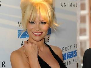 Φωτογραφία για Η Pamela Anderson και πάλι στον Τζούλιαν Ασάνζ