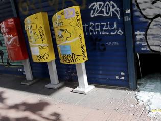 Φωτογραφία για Επιδρομή κρανοφόρων με βαριοπούλες σε υποκατάστημα των ΕΛΤΑ και γραφεία ΣΥΡΙΖΑ στον Ταύρο