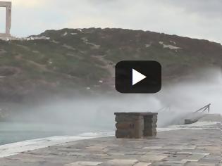 Φωτογραφία για Πελώρια κύματα «έπνιξαν» το λιμάνι της Νάξου και την Πορτάρα [video]