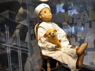 Φωτογραφία για Robert the Doll: Αυτή είναι η πιο τρομακτική, κούκλα του κόσμου - Η μόνη επιβεβαιωμένα στοιχειωμένη κούκλα που υπάρχει [photos]