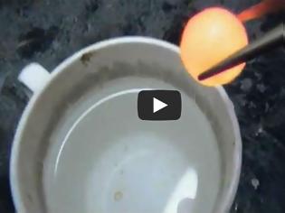 Φωτογραφία για Τι θα συμβεί αν ρίξεις μια καυτή μπάλα νικελίου σε νερό; [video]