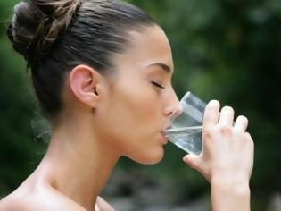 Φωτογραφία για Τρεις τρόποι για να πίνετε περισσότερο νερό
