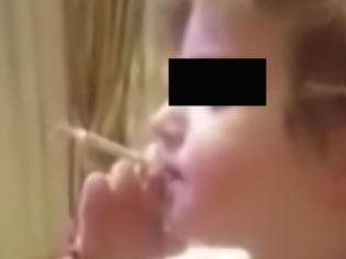 Φωτογραφία για Σάλος με το βίντεο που δείχνει 2χρονο αγόρι να καπνίζει! [video]