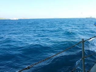 Φωτογραφία για Ρίψη στεφάνου ΥΕΘΑ Πάνου Καμμένου στον τόπο θυσίας των τριών ηρώων Ελλήνων Αξιωματικών του ΠΝ στο θαλάσσιο χώρο των Ιμίων