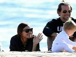Φωτογραφία για Bradley Cooper- Irina Shayk: Στην παραλία με την κορούλα τους