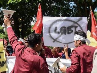 Φωτογραφία για Ινδονησία: Αστυνομικοί ξύρισαν τα κεφάλια 12 τρανσέξουαλ και τις έντυσαν με αντρικά ρούχα