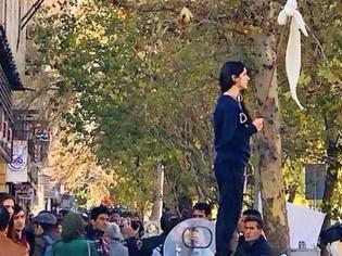 Φωτογραφία για Ιράν: Αφέθηκε ελεύθερη μετά από ένα μήνα η γυναίκα που κυκλοφορούσε χωρίς μαντίλα