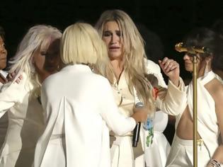 Φωτογραφία για Kesha: Ξέσπασε σε δάκρυα στη σκηνή των βραβείων Grammy μετά την ερμηνεία της!