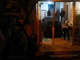 Φωτογραφία για Άγνωστοι «εισέβαλαν» με κλεμμένο Smart σε πολυκατοικία στα Εξάρχεια: Συναγερμός στην ΕΛΑΣ