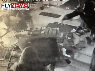 Φωτογραφία για Βίντεο ντοκουμέντο: Καρέ καρέ η ληστεία κουκουλοφόρων σε κατάστημα της Σπάρτης