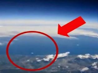 Φωτογραφία για ΒΙΝΤΕΟ ΣΟΚ: Ταξίδευε με αεροπλάνο όταν έξω από το παράθυρο είδε αυτό… [video]