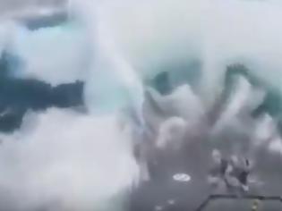 Φωτογραφία για Βίντεο: Γιγάντιο κύμα καταπίνει πλοίο του πολεμικού ναυτικού της Νέας Ζηλανδίας