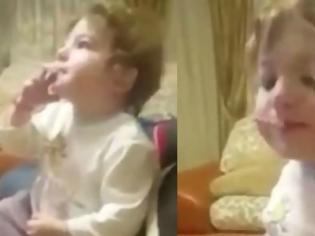 Φωτογραφία για Ένα δίχρονο παιδάκι να καπνίζει γίνεται viral και εξοργίζει  και η υπόθεση... περνά στις αρχές!