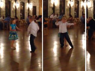 Φωτογραφία για Αγοράκι κλέβει την παράσταση χορεύοντας σε γαμήλια δεξίωση [Video]