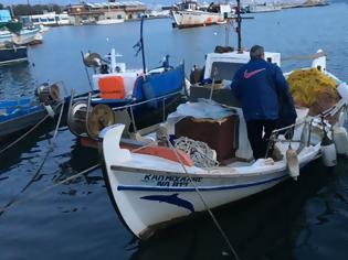 Φωτογραφία για Σαρωνικός «SOS» από τους αλιείς: Είμαστε με τρία ευρώ στην τσέπη, δεν μας αφήνουν να ψαρέψουμε!
