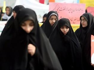 Φωτογραφία για Ιράν: Συνελήφθησαν 29 γυναίκες επειδή έβγαλαν τη μαντίλα τους