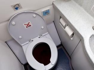 Φωτογραφία για Γιατί κάνουν ακόμα πιο μικρές τις τουαλέτες των αεροπλάνων;