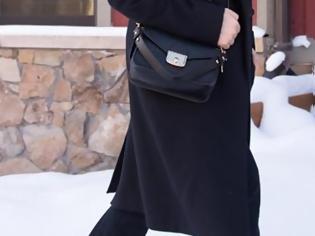 Φωτογραφία για H ηθοποιός κατάφερε να περπατήσει με αυτά τα τακούνια πάνω στο χιόνι, παίρνοντας παράδειγμα από την πεθερά της!
