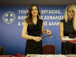 Φωτογραφία για Φωτος: Η Αχτσιόγλου με μίνι φούστα κόβει την πίτα στο υπουργείο Εργασίας