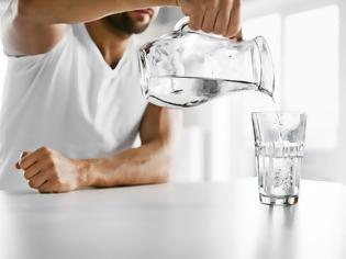 Φωτογραφία για Μήπως τελικά δεν πρέπει να πίνουμε 8 ποτήρια νερό την ημέρα;