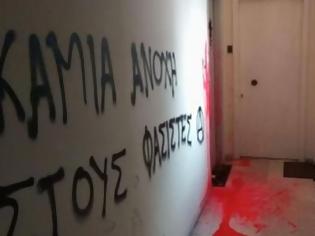 Φωτογραφία για «Μαυροκόκκινοι πολιτοφύλακες - Νοσταλγοί του Μελιγαλά» πίσω από την επίθεση στο γραφείο Λαϊνιώτη
