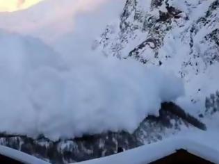 Φωτογραφία για Συγκλονιστικό βίντεο: Τεράστια χιονοστιβάδα καταπίνει μέσα σε ένα λεπτό ένα χωριό στην Ελβετία