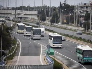 Φωτογραφία για Ώρα 1.30: Περίπου 250 λεωφορεία πέρασαν από τα διόδια σύμφωνα με την ΕΛΑΣ