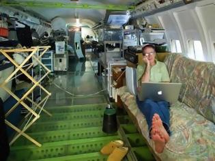Φωτογραφία για Ο αεροναυπηγός που ζει σε Boeing της Ολυμπιακής μέσα στο δάσος [photos+video]
