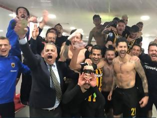 Φωτογραφία για Το τρελό πάρτι των παικτών της ΑΕΚ μέσα στα αποδυτήρια [video]
