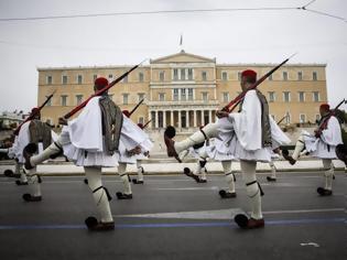 Φωτογραφία για Συλλαλητήριο Αθήνα: Η συγκλονιστική αλλαγή φρουράς των ευζώνων υπο το «Μακεδονία Ξακουστή»