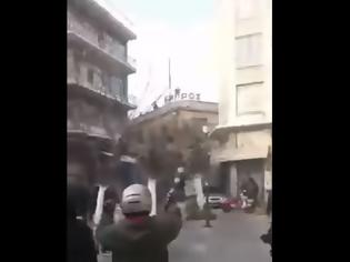 Φωτογραφία για Ακροδεξιοί επιτίθενται στο στέκι ΕΜΠΡΟΣ (βίντεο)
