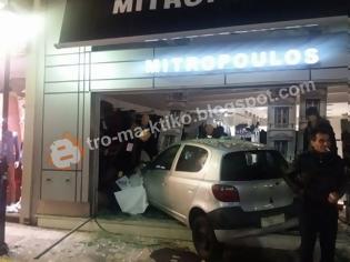 Φωτογραφία για Μεθυσμένη οδηγός μπήκε με το αυτοκίνητο μέσα σε κατάστημα στους Αγίους Αναργύρους