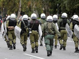 Φωτογραφία για H υποδειγματική συμπεριφορά της διμοιρίας των ΜΑΤ στην πλατεία Κοραή