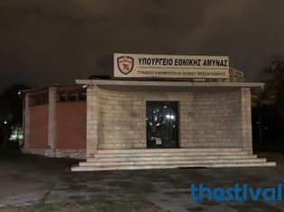 Φωτογραφία για Θεσσαλονίκη: Εμπρηστική επίθεση με γκαζάκια σε κτίριο του Υπουργείου Εθνικής Άμυνας (ΦΩΤΟ & VIDEO)