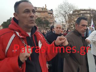 Φωτογραφία για Φωτογραφίες: Διαδηλωτές αλυσοδέθηκαν για να «υποδεχτούν» τον Τσίπρα στην Πάτρα