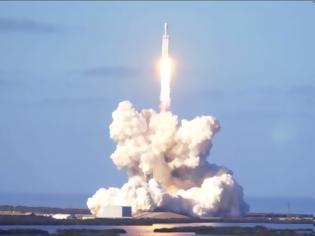 Φωτογραφία για Ιστορική στιγμή: Ο «Falcon Heavy» του Έλον Μασκ ξεκίνησε το ταξίδι για τον Άρη!