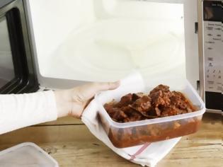 Φωτογραφία για Προσοχή με τα πλαστικά τάπερ φαγητού στον φούρνο μικροκυμάτων – Τι πρέπει να ξέρετε